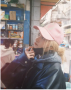 关晓彤金发粉帽扎低丸子头，轻松拿捏甜美松弛感