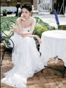 章若楠穿抹胸长裙气质温婉明媚大方 露美背又纯又欲