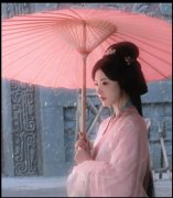  孔雪儿穿粉色古风长裙甜美明媚 撑伞站在雨中氛围感满满 
