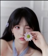  田曦薇穿紫罗兰纱裙甜美清新 与鲜花合影美如画中人 