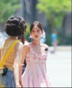  李一桐穿粉色吊带上衣甜美明媚 绑蓝色发带青春活力 