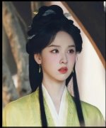  陈都灵穿淡绿色战国袍清新温婉 妆容精致眉眼动人 