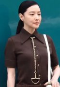 李英爱穿褐色紧身裙现身 简单马尾勾勒清冷气质