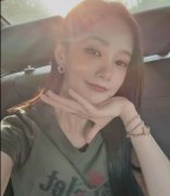 李一桐穿搭休闲坐在车里搞怪自拍 笑眼弯弯超级治愈