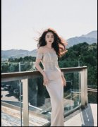 董璇穿白色露肩礼服身材窈窕 倚在窗边女神范十足