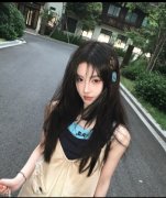 婧祎穿卡其色吊带裙身材纤细 发丝微乱纯欲感十足