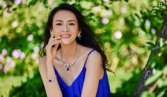 章子怡漫步美国橡树泉花园 穿蓝色吊带裙优雅迷人
